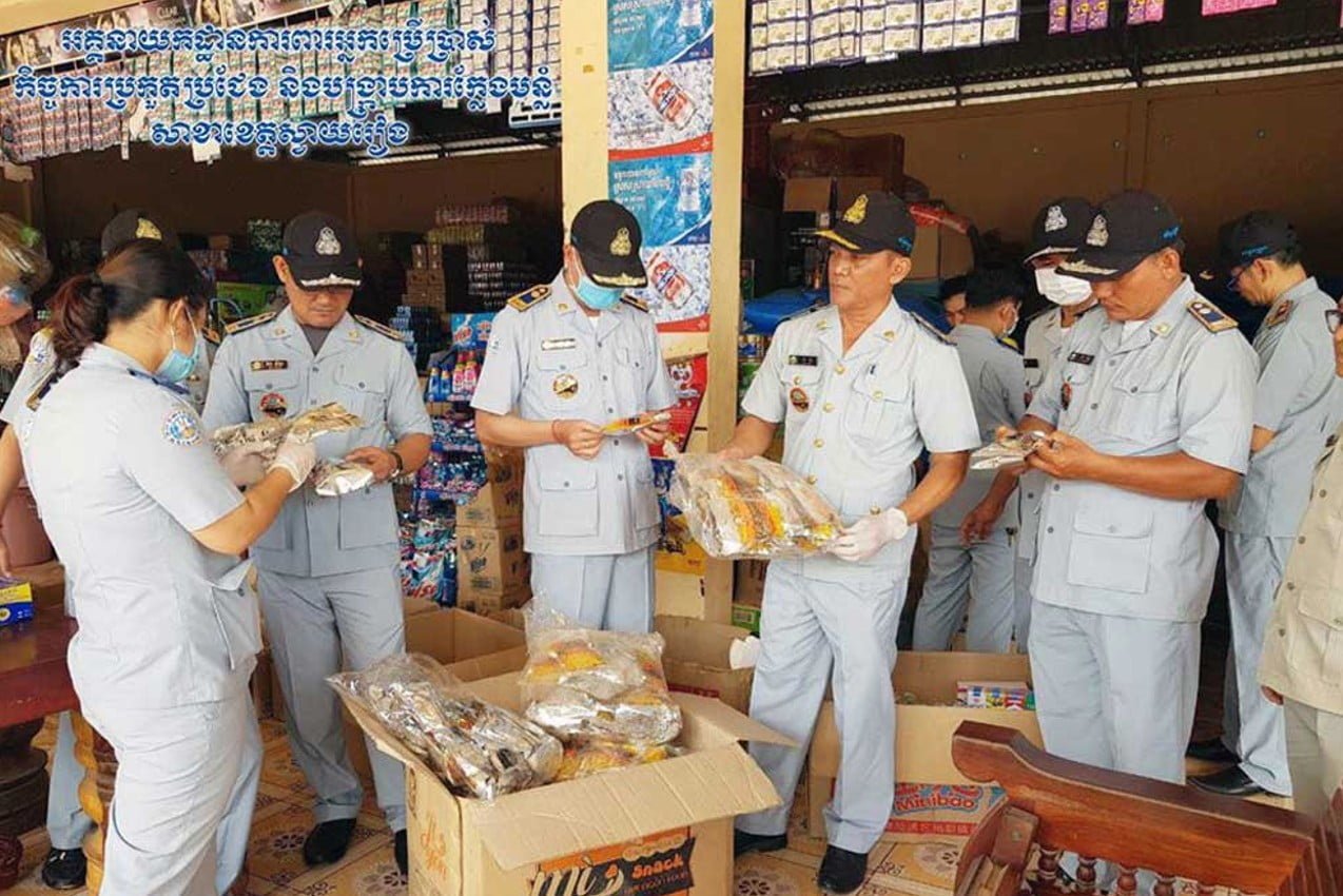 Inspection by CCF agents in a Phnom Penh market. Photo CCF